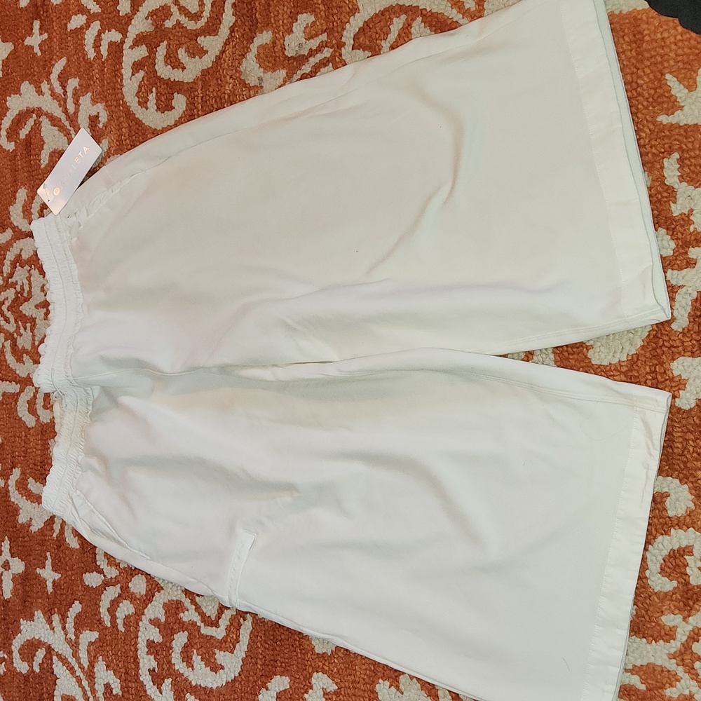 NWT- Athletic triumph hybrid wild leg crop size 1x. Color-Magnolia white